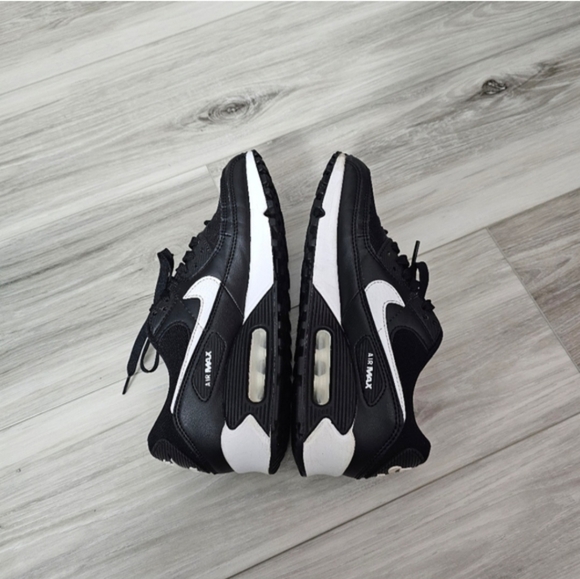 Black and White Air Max Sneakers Sz 8 - Picture 6 of 10